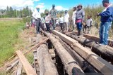 Pemkab Jayawijaya sokong warga swadaya membangun jembatan
