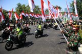 Personel gabungan dari unsur TNI dan Polri, berangkat berpatroli seusai acara gerakan Jatim Bermasker di Mako Yon Arhanudse 8 Gedangan, Sidoarjo, Jawa Timur, Kamis (12/8/2020). Pemerintah Provinsi terus berupaya untuk menekan penyebaran COVID-19 dengan mengerahkan pasukan bantuan dari unsur TNI-Polri di tengah-tengah masyarakat untuk meningkatkan kepatuhan warga dalam menerapkan protokol kesehatan dan membagikan masker secara gratis serta menggelorakan gerakan 