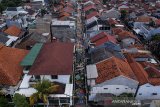 Foto udara mural berbagai motif yang dibuat oleh warga di Rancasari, Bandung Jawa Barat, Kamis (13/8/2020). Warga RT 08, RW 05 Kecamatan Rancasari, Cipamokolan berinisiatif untuk menghias gang nya untuk memeriahkan HUT ke 75 RI dengan mengasah kreativitas masyarakatnya secara swadaya. ANTARA JABAR/Raisan Al Farisi/agr