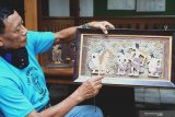 Perajin menunjukkan pigura kayu berisi empat wayang punakawan yang dibuat dari limbah kayu jati di Tulungagung, Jawa Timur, Kamis (13/8/2020). Wayang kayu untuk hiasan dinding seukuran telapak tangan orang dewasa itu dijual Rp250 ribu per buah hingga Rp2 juta per set isi empat buah wayang kayu plus piguranya. Antara Jatim/Destyan Sujarwoko/zk