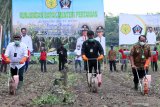 Menteri pertanian Syahrul Yasin limpo (Tengah) bersama Anggota Komisi VIII DPR RI Nurhadi (kiri) didampingi Bupati Blitar Rijano (Kanan) menanam bibit jagung hibrida secara simbolis diladang milik Perhutani di Blitar, Jawa Timur, Kamis (13/8/2020). Kementan menyatakan rata-rata produktivitas jagung lokal hanya sekitar 6,4 ton per hektar, dan menargetkan produksi jagung naik menjadi 8 sampai 9 ton per hektar di tahun ini. Antara Jatim/Irfan Anshori/zk.