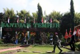 Wakil Gubernur Jawa Timur Emil Dardak (kanan) Komandan Korps Marinir (Dankormar) Mayor Jenderal TNI (Mar) Suhartono (kiri) meninjau taman tematik Marinir Museum Korps Marinir di Markas Komando Pasmar 2 Korps Marinir Gedangan, Sidoarjo, Jawa Timur, Kamis (13/8/2020). Korps Marinir melakukan peluncuran awal Museum Korps Marinir yang akan menjadi salah satu wisata edukasi yang memberikan wawasan tentang sejarah dan Alat Utama Sistem Senjata (Alutsista) Marinir di Indonesia. Antara Jatim/Umarul Faruq/zk