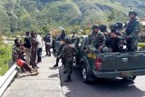 Polres Puncak Jaya gelar razia dan bagikan bendera ke warga Kota Mulia
