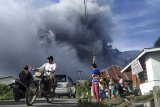 Gunung Sinabung sejak pagi sudah tiga kali erupsi , warga diminta gunakan masker