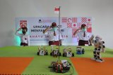 Sejumlah siswa dan robot karya mereka melakukan hormat kepada bendera merah putih saat upacara menyambut HUT ke-75 Republik Indonesia di Sekolah Automasi dan Robotika (Autobot), Klaten, Jawa Tengah, Kamis (13/8/2020). Untuk tetap dapat menggali kreativitas siswa saat pandemi COVID-19, siswa sekolah tersebut membuat hasil karya robotika yang dapat melaksanakan upacara menyambut HUT Ke-75 Republik Indonesia. ANTARA FOTO/Aloysius Jarot Nugroho/nym.