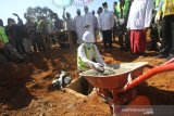 Gubernur Kalsel Sahbirin Noor meletakkan batu pertama pembangunan Masjid Bambu KH Abdul Qodir Hasan di Desa Kiram, Kabupaten Banjar, Kalimantan Selatan, Jumat (14/8/2020). Masjid Bambu yang dapat menampung sekitar 100 orang jamaah dan direncanakan rampung pada akhir Desember tersebut berkonsep seperti salah satu Masjid tertua Kalsel yakni Masjid Sultan Suriansyah dengan ornamen bambu. Foto Antaranews Kalsel/Bayu Pratama S.