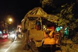 Sebuah truk yang terlibat kecelakaan beruntun berada di tepi jalan nasional Jember-Banyuwangi Desa Sempolan, Silo, Jember, Jawa Timur, Kamis (13/8/2020). Kecelakaan beruntun yang melibatkan dua truk dan enam sepeda motor itu mengakibatkan lima orang meninggal dunia. Antara Jatim/Seno/zk