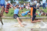 Peserta mengikuti lomba pukul bantal dalam rangka perayaan HUT ke 75 RI di Pangkalan Lanud Sultan Iskandar Muda, Blang Bintang, kabupaten Aceh Besar, Aceh, Jumat (14/8/2020). Aneka perlombaan yang digelar dalam rangka perayaan HUT ke 75 RI itu, antara lain menangkap ikan, belut, tarik tambang, pengumpulan tepung dan pukul bantal. Antara Aceh/Ampelsa.