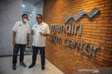 Dirut Bank Mandiri Royke Tumilaar (kiri), dan Pejabat Eksekutif Bisnis & Jaringan Bank Mandiri Aquarius Rudianto (kanan) berbincang saat peresmian Mandiri UKM Center di Bandung Jawa Barat, Jumat (14/8/2020). Peresmian UKM Center di Bandung tersebut ditujukan guna mendukung penyaluran kredit segmen UKM yang telah mencapai Rp 50,3 triliun hingga Juli 2020 dengan jumlah penerima sebanyak 21.895 debitur. ANTARA JABAR/Raisan Al Farisi/agr