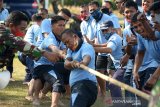 Peserta mengikuti lomba tarik tambangdalam rangka perayaan HUT ke 75 RI di Pangkalan Lanud Sultan Iskandar Muda, Blang Bintang, kabupaten Aceh Besar, Aceh, Jumat (14/8/2020). Aneka perlombaan yang digelar dalam rangka perayaan HUT ke 75 RI itu, antara lain menangkap ikan, belut, tarik tambang, pengumpulan tepung dan pukul bantal. Antara Aceh/Ampelsa.