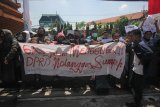 Massa dari 'Gerakan Selamatkan Jawa Timur' berunjuk rasa di depan Gedung DPRD Jawa Timur, Surabaya, Jawa Timur, Jumat (14/8/2020). Mereka menyampaikan sejumlah tuntutan salah satu diantaranya adanya transparansi penyaluran dan penggunaan dana hibah di lingkungan Pemprov Jawa Timur. Antara Jatim/Didik/Zk