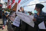 Massa dari 'Gerakan Selamatkan Jawa Timur' berunjuk rasa di depan Gedung DPRD Jawa Timur, Surabaya, Jawa Timur, Jumat (14/8/2020). Mereka menyampaikan sejumlah tuntutan salah satu diantaranya adanya transparansi penyaluran dan penggunaan dana hibah di lingkungan Pemprov Jawa Timur. Antara Jatim/Didik/Zk