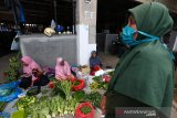 Petugas gabungan dari tim Gugus Tugas Percepatan Penanganan COVID-19 Provinsi Aceh memberikan pengarahan serta peringatan kepada pedagang kaki lima dan pengunjung pasar tradisional untuk memakai masker dan menjalankan protokol kesehatan di Lambaro, Aceh Besar, Aceh, Jumat (14/8/2020). Tim Gugus Tugas Percepatan Penanganan COVID-19 Provinsi Aceh kembali memperketat pengawasan terhadap pelaksanaan protokol kesehatan ditempat umum guna mencegah penularan dan penyebaran COVID-19. Antara Aceh/Irwansyah Putra.