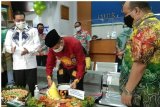 Syukuran dalam rangka milad Unit Usaha Syariah Bank Kalsel ke-16 Tahun (13 Agustus 2004 - 13 Agustus 2020). Acara dilakukan secara sederhana dengan tetap menjalankan protokol Covid-19 di Kantor Bank Kalsel Cabang Syariah Banjarmasin. Hadir langsung Direktur Utama Bank Kalsel Bapak Agus Syabarrudin untuk melakukan pemotongan tumpeng yang didampingi oleh Direktur Kepatuhan Bank Kalsel Bapak IGK. Prasetya, Kepala Divisi Usaha Syariah Bapak H. Muhammad, Kapala Cabang Syariah Banjarmasin Shiska Ayu Kresna serta disaksikan oleh seluruh pegawai Bank Kalsel Cabang Syariah Banjarmasin.

Semoga dengan bertambahnya usia dapat menjadikan Unit Usaha Syariah Bank Kalsel semakin bertumbuh dan menebar manfaat untuk masyarakat.