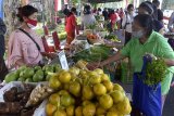 Pedagang dan pembeli melakukan transaksi saat kegiatan Pasar Gotong Royong Krama Bali di kawasan Renon, Denpasar, Bali, Jumat (14/8/2020). Kegiatan yang diselenggarakan setiap hari Jumat oleh sejumlah instansi pemerintahan, instansi vertikal, BUMN/BUMD dan pihak swasta di berbagai wilayah di Bali tersebut dilakukan sebagai upaya untuk memulihkan sektor ekonomi dengan mengatasi kendala pemasaran yang dihadapi petani, nelayan, perajin dan pelaku UMKM di tengah pandemi COVID-19. ANTARA FOTO/Fikri Yusuf/nym.