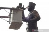 Prajurit TNI Kodim 0724 Boyolali membersihkan patung Soekarno di Boyolali, Jawa Tengah, Jumat (14/8/2020). Kegiatan membersihkan patung pahlawan yang dilakukan oleh prajurit TNI tersebut untuk menyambut HUT ke-75 Kemerdekaan RI. ANTARA FOTO/Aloysius Jarot Nugroho/aww. 