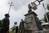 Prajurit TNI Kodim 0724 Boyolali membersihkan patung Soekarno di Boyolali, Jawa Tengah, Jumat (14/8/2020). Kegiatan membersihkan patung pahlawan yang dilakukan oleh prajurit TNI tersebut untuk menyambut HUT ke-75 Kemerdekaan RI. ANTARA FOTO/Aloysius Jarot Nugroho/aww. 