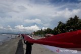 Pemuda Papua bentangkan bendera Merah Putih sepanjang satu kilo meter di pantai Hamadi-Holtekam