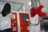 Karyawan melayani nasabah dengan mengenakan busana bernuansa merah putih di Bank BNI Kantor Cabang Pembantu (KCP) Universitas Brawijaya, Malang, Jawa Timur, Jumat (14/8/2020). Hal tersebut dilakukan untuk memperingati HUT Kemerdekaan RI Ke-75. Antara Jatim/Ari Bowo Sucipto/zk.