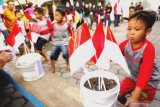 Sejumlah anak adu cepat memindahkan atribut bendera mini dalam sebuah permainan ketangkasan dan kekompakan di lingkungan Puri Jepun Permai II, Tulungagung, Jawa Timur, Sabtu (15/8/2020). Lomba adu cepat dan adu tangkas itu digelar warga setempat dalam rangkaian perayaan HUT ke-75 Kemerdekaan RI. Antara Jatim/Destyan Sujarwoko/zk.