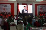 Wali Nanggroe Aceh, Malik Mahmud Al Haythar yang juga mantan petinggi Gerakan Aceh Merdeka (GAM) menyampaikan sambutan saat berlangsung peringatan 15 Tahun Damai Aceh di gedung Wali Nanggroe Aceh, Besar Aceh (15/8/2020). Peringatan 15 Tahun Damai Aceh yang berlangsung secara sederahana di tengah pandemi COVID-19 dengan tema, Masa Lalu Untuk Membangun Masa Depan teselenggara kerjasama semua pihak, yakni mantan petinggi GAM, TNI, Polri, Pemerinah Aceh dan intansi terkait lainnya diisi dengan kegiatan sosial penanaman pohon, santuni anak yatim, penyerahan sertifikat tanah untuk mantan kombatan GAM dan peresmian lokasi pembangunan Museum Perdamaian Aceh. Antara Aceh/Ampelsa.