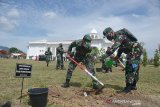 Prajurit TNI Kodam Iskandar Muda dan pejabat Forkopimda Aceh menanam berbagai jenis pohon pada rangkaian  kegiatan peringatan  15 Tahun Damai Aceh di gedung Wali Nanggroe Aceh,  Kabupaten Aceh Besar, (15/8/2020). Peringatan 15 Tahun Damai Aceh secara sederhana di tengah pandemi COVID-19 bertema, Masa Lalu Untuk Membangun Masa Depan yang teselenggara atas kerjasama berbagai pihak, yakni mantan petinggi GAM, TNI, Polri, Pemerinah Aceh dan intansi terkait lainnya diisi dengan kegiatan sosial penanaman pohon, menyantuni anak yatim, penyerahan sertifikat tanah untuk mantan kombatan GAM dan peresmian lokasi pembangunan Museum Perdamaian Aceh. Antara Aceh/Ampelsa.