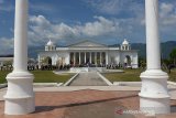 Sejumlah pejabat Forkopimda dan tamu undangan menghadiri peringatan 15 Tahun Damai Aceh di gedung Wali Nanggroe Aceh, Besar Aceh (15/8/2020). Peringatan 15 Tahun Damai Aceh yang berlangsung secara sederahana ditengah pandemi COVID-19 bertema, Masa Lalu Untuk Membangun Masa Depan yang teselenggara kerjasama semua pihak, yakni mantan petinggi GAM, TNI, Polri, Pemerinah Aceh dan intansi terkait lainnya diisi dengan kegiatan sosial penanaman pohon, santuni anak yatim, penyerahan sertifikat tanah untuk mantan kombatan GAM dan peresmian lokasi pembangunan Museum Perdamaian Aceh. Antara Aceh/Ampelsa.