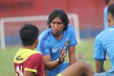 Pelatih baru Persik Kediri Budi Sudarsono memberikan arahan kepada pemain saat latihan di Stadion Brawijaya, Kota Kediri, Jawa Timur, Jumat (14/8/2020). Mantan asisten pelatih Kalteng Putra pada Liga 2 musim 2017 dengan lisensi kepelatihan A AFC (Asian Football Confederation) tersebut resmi menggantikan Joko Susilo sebagai pelatih Persik Kediri pada musim kompetisi Liga 1 yang akan segera bergulir kembali. Antara Jatim/Prasetia Fauzani/zk.