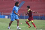 Pelatih baru Persik Kediri Budi Sudarsono (kiri) memimpin latihan di Stadion Brawijaya, Kota Kediri, Jawa Timur, Jumat (14/8/2020). Mantan asisten pelatih Kalteng Putra pada Liga 2 musim 2017 dengan lisensi kepelatihan A AFC (Asian Football Confederation) tersebut resmi menggantikan Joko Susilo sebagai pelatih Persik Kediri pada musim kompetisi Liga 1 yang akan segera bergulir kembali. Antara Jatim/Prasetia Fauzani/zk.