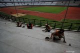 Pekerja memoles tribun penonton di Stadion Gelora Bung Tomo (GBT), Surabaya, Jawa Timur, Jumat (14/8/2020). Perbaikan yang dilakukan sesuai standar FIFA pada bagian dalam dan di luar Stadion GBT tersebut dalam rangka persiapan menyambut Piala Dunia U-20 pada 2021 mendatang. Antara Jatim/Moch Asim/zk.