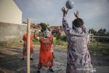 Peserta menggunakan pelindung muka saat mengikuti perlombaan sepakbola pria dengan kostum wanita di Cinunuk, Kabupaten Bandung, Jawa Barat, Sabtu (15/8/2020). Panitia perlombaan berinisiatif untuk menerapkan protokol kesehatan di masa pandemi untuk menggelar lomba guna menyemarakan kemerdekaan Indonesia ke 75. ANTARA JABAR/Raisan Al Farisi/agr