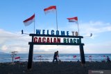 Anggota Kelompok Sadar Wisata (pokdarwis) memasang bendera merah putih di tempat wisata Pantai Cacalan, Banyuwangi, Jawa Timur, Jumat (14/8/2020). Pemasangan bendera merah putih untuk mempercantik kawasan wisata  pantai itu, bertujuan untuk menyemarakkan HUT ke-75 Kemerdekaan Indonesia. Antara Jatim/Budi Candra Setya/zk.