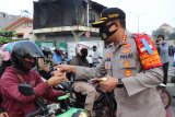 Kapolres Depok Kombes. Pol. Azis Andriansyah membagikan masker kepada pengendara di Jalan Margonda Depok sebagai bagian dari Gerakan Dua Juta Masker yang dicanangkan Mendagri Tito Karnavian. (Foto ANTARA/Humas Polrestro Depok).