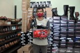 Kadiruddin memperlihatkan produk sepatu buatannya yang dijual Rp100 ribu hingga Rp600 ribu per pasang (tergantung model) di Jalan AR Hakim Lorong Bahagia Medan, Sumatera Utara, Senin (10/8/2020). Produk sepatu yang sudah memiliki hak paten bernama 