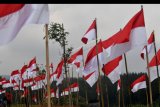 Warga memasang bendera Merah Putih di Poetoek Suko, Trawas, Mojokerto, Jawa Timur, Minggu (16/8/2020). Pemasangan ribuan bendera Merah Putih di tempat wisata tersebut guna memeriahkan HUT Kemerdekaan ke-75 RI. ANTARA FOTO/Zabur Karuru/nym.