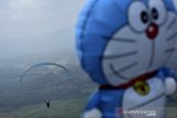 Atlet melakukan latihan terbang Paralayang di pusat latihan Aerosport Haruman Jingga, Leuwigoong, Kabupaten Garut, Minggu (16/8/2020). Kegiatan tersebut merupakan latihan rutin bagi atlet paralayang daerah guna mengasah kemampuan dan menambah jam terbang olahraga dirgantara. ANTARA JABAR/Candra Yanuarsyah/agr