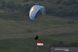 Atlet membawa bendera Merah Putih saat latihan terbang Paralayang di pusat latihan Aerosport Haruman Jingga, Leuwigoong, Kabupaten Garut, Minggu (16/8/2020). Kegiatan tersebut merupakan latihan rutin bagi atlet paralayang daerah guna mengasah kemampuan dan menambah jam terbang olahraga dirgantara. ANTARA JABAR/Candra Yanuarsyah/agr