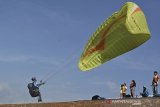 Atlet melakukan latihan terbang Paralayang di pusat latihan Aerosport Haruman Jingga, Leuwigoong, Kabupaten Garut, Minggu (16/8/2020). Kegiatan tersebut merupakan latihan rutin bagi atlet paralayang daerah guna mengasah kemampuan dan menambah jam terbang olahraga dirgantara. ANTARA JABAR/Candra Yanuarsyah/agr