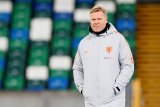 Terlihat di bandara Barcelona, legenda Belanda Ronald Koeman akan gantikan Setien?