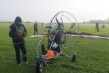 Delapan pilot paramotor dari Federasi Aero Sport Indonesia (FASI) Paramotor saat melakukan petsiapan pengibaran bendera merah putih dari ketinggian 2.020 meter di Lanud Atangsenjaya, Kemang, Kabupaten Bogor, Provinsi Jawa Barat, Senin (17/8/2020). Kegiatan itu dalam rangka memeriahkan peringatan HUT ke-75 Kemerdekaan RI 17 Agustus 2020. (Foto: ANTARA/M Fikri Setiawan).