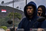 Suasana tebing yang dikibarkan Bendera merah putih di Gunung Batu, Lembang, Kabupaten Bandung Barat, Senin (17/8/2020). Komunitas Pecinta alam bersama karang taruna lembang mengibarkan bendera merah putih berukuran 8x12 meter di tebing kawasan Sesar Lembang dengan ketinggian 1228 meter dari pemukaan laut sebgai peringatan HUT Ke-75 Kemerdekaan Republik Indonesia. ANTARA JABAR/Novrian Arbi/agr