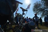 Komunitas pecinta sepeda atau gowes menggelar upacara bendera peringatan Hari Kemerdekaan Indonesia Ke-75 di atas bukit bekas galian tambang di Banjardowo, Kabupaten Jombang, Jawa Timur, Senin (17/8/2020). Upacara di bekas galian tambang tersebut sebagai bentuk keprihatinan kerusakan lingkungan akibat maraknya galian tambang di Kabupaten Jombang serta tidak adanya upaya reklamasi lahan bekas tambang dari pengelola atau pemerintah setempat. Antara Jatim/Syaiful Arif/zk