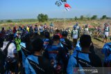 Komunitas pecinta sepeda atau gowes menggelar upacara bendera peringatan Hari Kemerdekaan Indonesia Ke-75 di atas bukit bekas galian tambang di Banjardowo, Kabupaten Jombang, Jawa Timur, Senin (17/8/2020). Upacara di bekas galian tambang tersebut sebagai bentuk keprihatinan kerusakan lingkungan akibat maraknya galian tambang di Kabupaten Jombang serta tidak adanya upaya reklamasi lahan bekas tambang dari pengelola atau pemerintah setempat. Antara Jatim/Syaiful Arif/zk