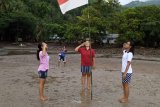 Pemuda di Sangihe kibarkan merah putih di pantai