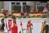 Presiden Joko Widodo (kanan) didampingi Ibu Negara Iriana Joko Widodo (kiri) menghadiri Upacara Peringatan Detik-Detik Proklamasi 1945 di Istana Merdeka, Jakarta, Senin (17/8/2020). ANTARA FOTO/Agus Suparto/Handout/nym