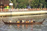 Warga menaiki perahu wisata susur sungai Martapura di Banjarmasin, Kalimantan Selatan, Senin (17/8/2020). Wisata susur sungai Martapura menjadi salah satu wisata andalan Kota Banjarmasin untuk menarik minat baik wisatawan domestik maupun mancanegara. Foto Antaranews Kalsel/Bayu Pratama S.