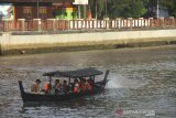 Warga menaiki perahu wisata susur sungai Martapura di Banjarmasin, Kalimantan Selatan, Senin (17/8/2020). Wisata susur sungai Martapura menjadi salah satu wisata andalan Kota Banjarmasin untuk menarik minat baik wisatawan domestik maupun mancanegara. Foto Antaranews Kalsel/Bayu Pratama S.