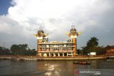 Warga menaiki perahu wisata susur sungai Martapura di Banjarmasin, Kalimantan Selatan, Senin (17/8/2020). Wisata susur sungai Martapura menjadi salah satu wisata andalan Kota Banjarmasin untuk menarik minat baik wisatawan domestik maupun mancanegara. Foto Antaranews Kalsel/Bayu Pratama S.