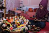 Perajin Andrie Rosmalina menyelesaikan pembuatan kerajinan miniatur boneka adat nusantara di kawasan perumahan Mutiara Citra Asri, Candi, Sidoarjo, Jawa Timur, Sabtu (15/8/2020). Kerajinan boneka dengan 34 pakaian adat Nusantara tersebut dijual Rp60.000 - Rp95.000 per pasang. Antara Jatim/Umarul Faruq/zk