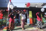 Warga mengikuti upacara di kawasan Mulyorejo Selatan, Surabaya, Jawa Timur, Senin (17/8/2020). Upacara yang digelar di sepanjang jalan kampung itu untuk memperingati HUT ke-75 Kemerdekaan Republik Indonesia. Antara Jatim/Didik/Zk